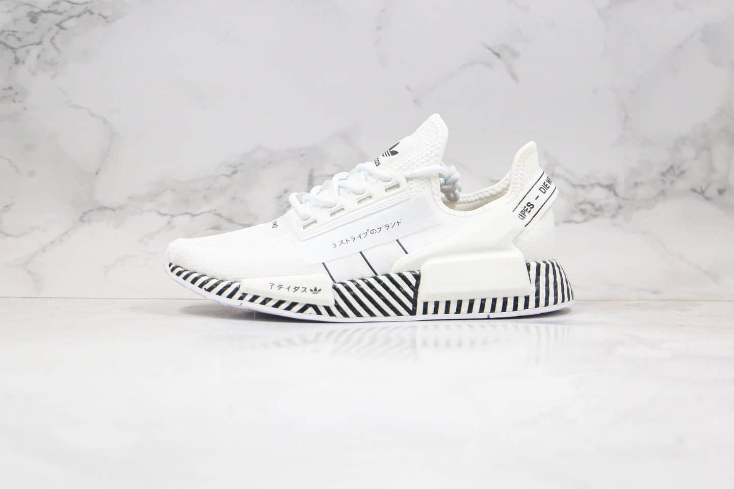 阿迪达斯adidas NMD R1 V2纯原版本爆米花跑鞋NMD二代日文条纹白黑色原厂巴斯夫缓震大底 货号：FY2105