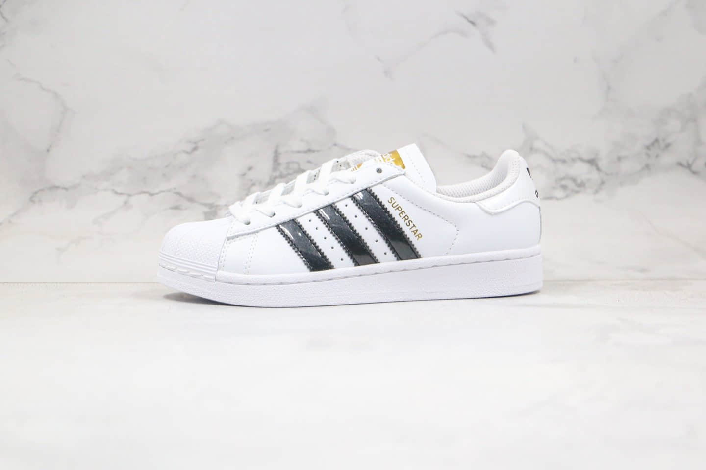 阿迪达斯Adidas Originals SUPERSTAR W纯原版本三叶草贝壳头金标白黑色漆皮LOGO板鞋正确PU硅蓝软中底 货号：EF1627