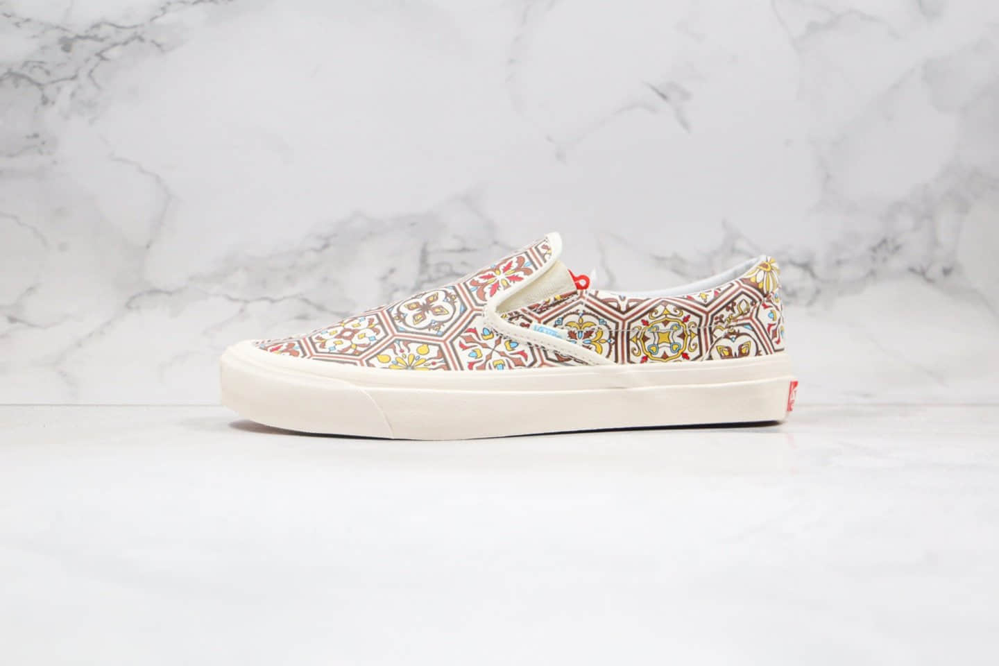 万斯Vans Vault OG Classic Slip-On LX True White x KITH公司级版本联名款低帮白棕色瓷砖涂鸦印花图案硫化帆布鞋原厂硫化大底内置钢印