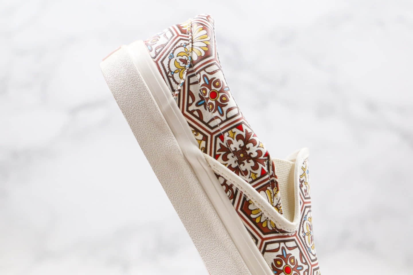 万斯Vans Vault OG Classic Slip-On LX True White x KITH公司级版本联名款低帮白棕色瓷砖涂鸦印花图案硫化帆布鞋原厂硫化大底内置钢印