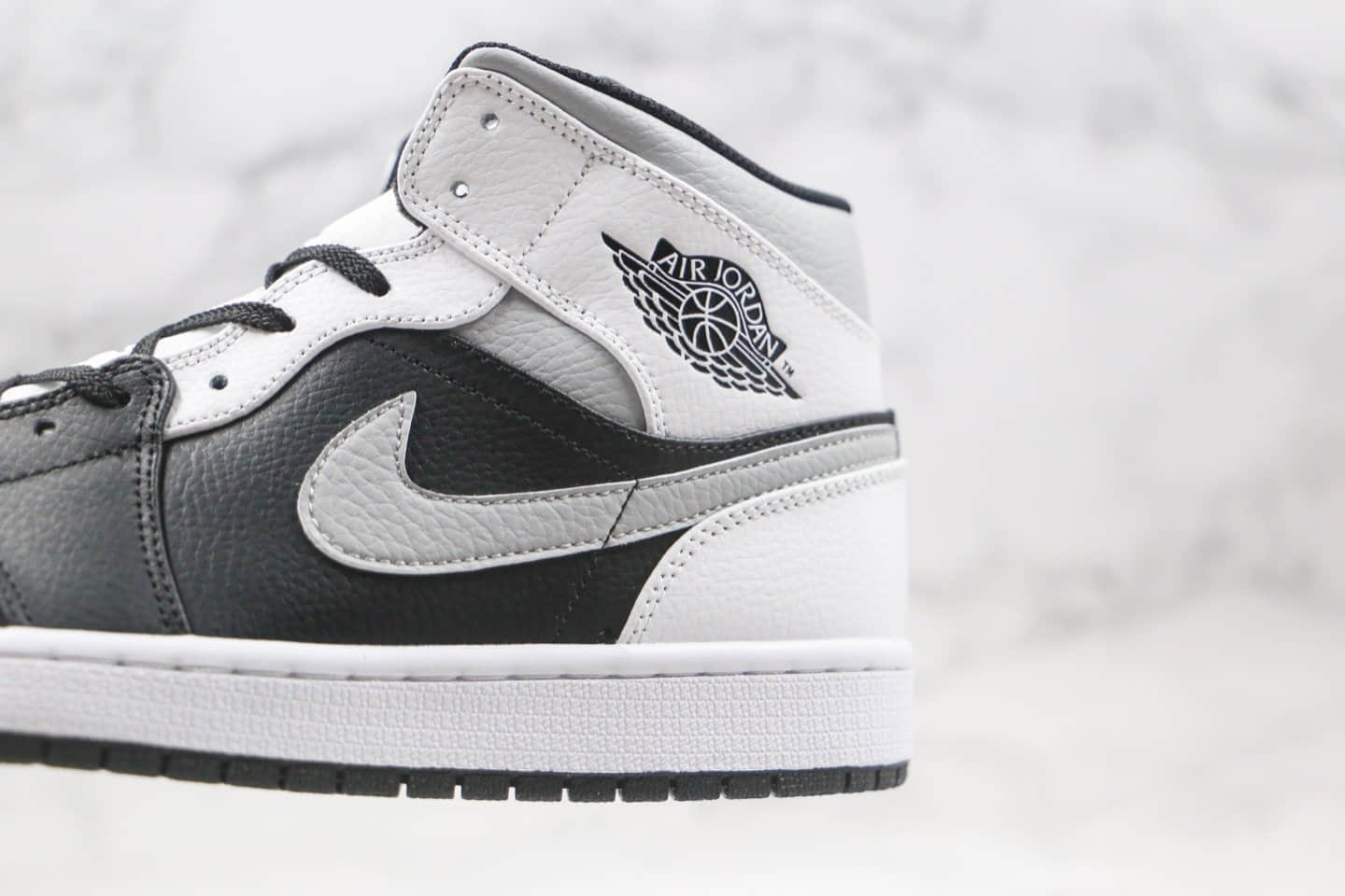 乔丹Air Jordan 1 Mid White Shadow纯原版本中帮AJ1白黑灰篮球鞋正确后跟定型 货号：554724-073