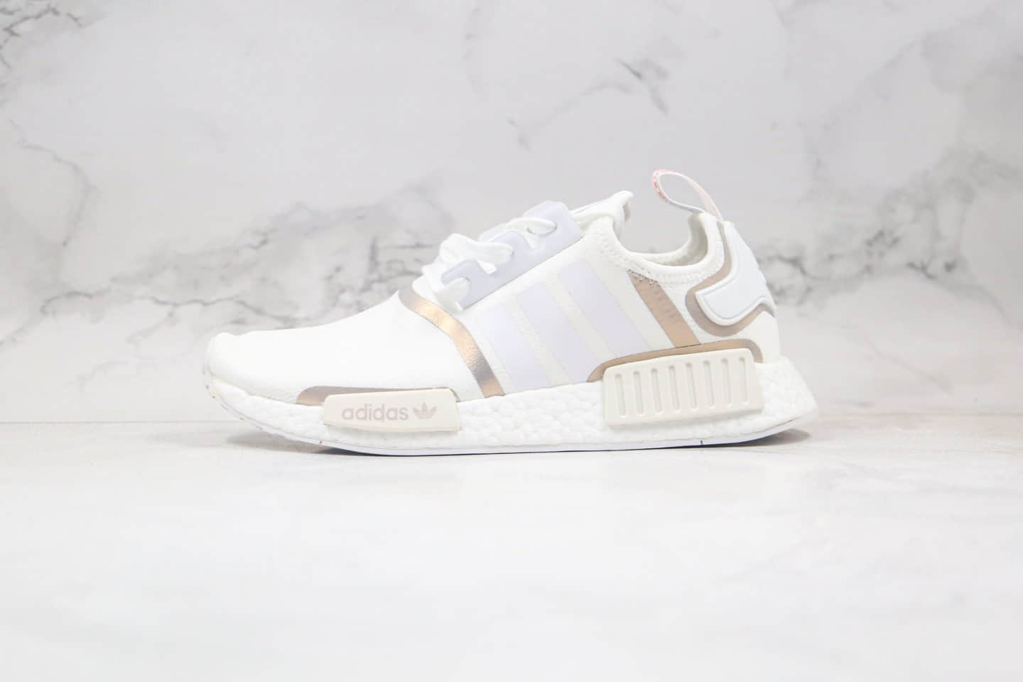 阿迪达斯adidas NMD R1纯原版本休闲缓震跑步鞋白香槟金色真爆大底 货号：FV1797