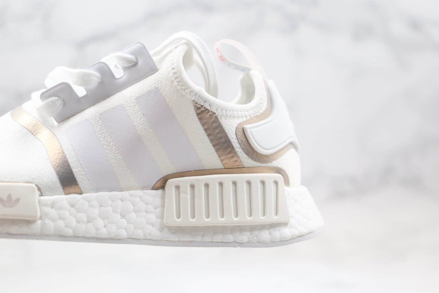 阿迪达斯adidas NMD R1纯原版本休闲缓震跑步鞋白香槟金色真爆大底 货号：FV1797