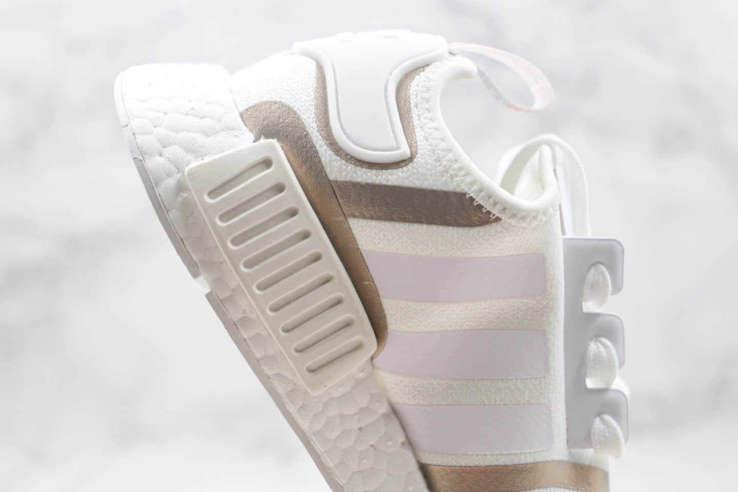 阿迪达斯adidas NMD R1纯原版本休闲缓震跑步鞋白香槟金色真爆大底 货号：FV1797