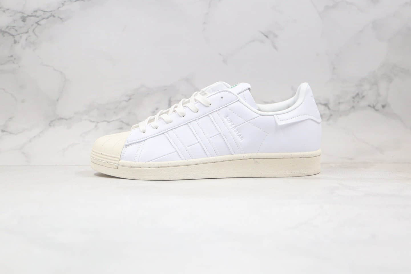 阿迪达斯adidas Originals Superstar纯原版本三叶草贝壳头复古板鞋环保系列白绿色原材打造 货号:FW2292