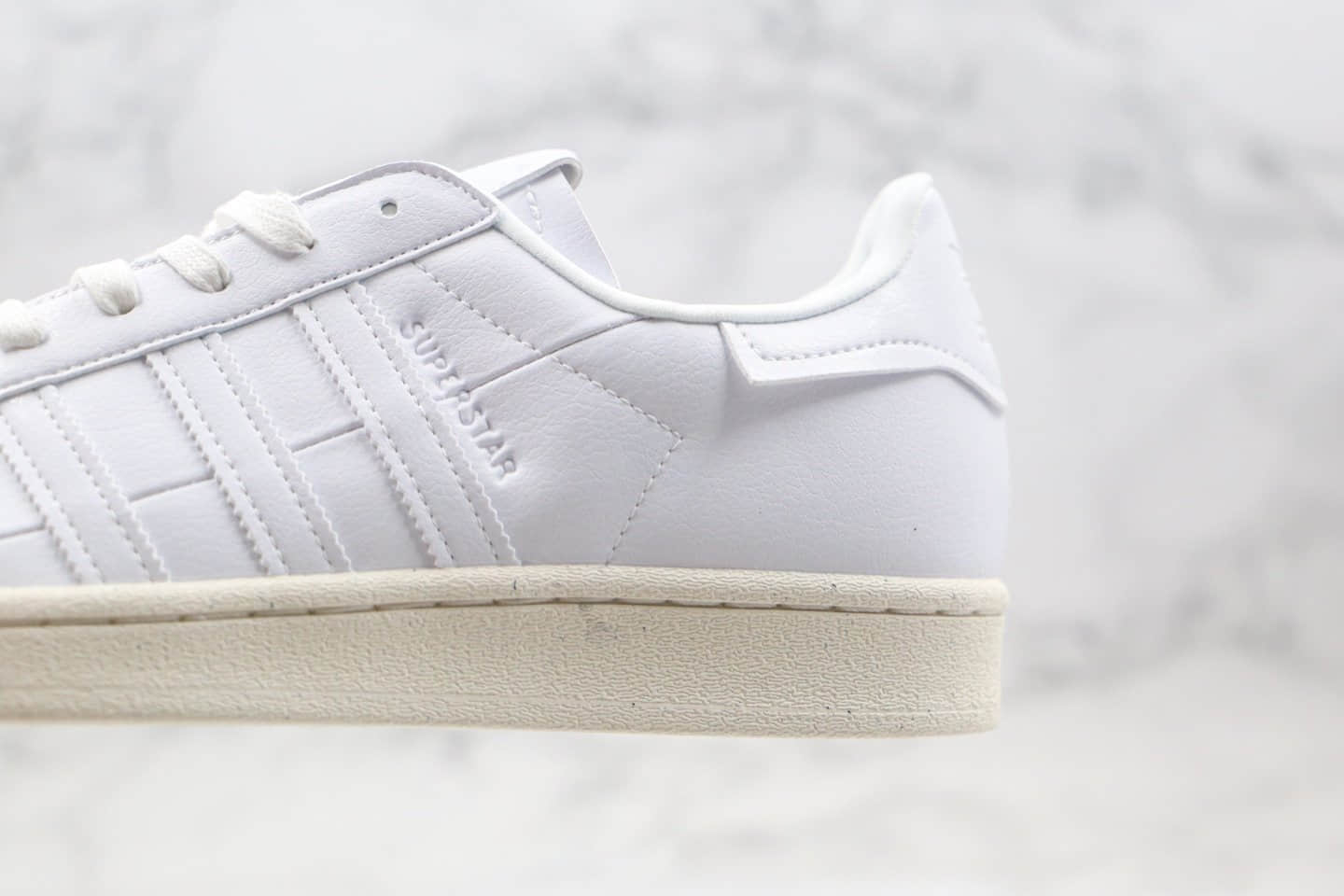 阿迪达斯adidas Originals Superstar纯原版本三叶草贝壳头复古板鞋环保系列白绿色原材打造 货号:FW2292