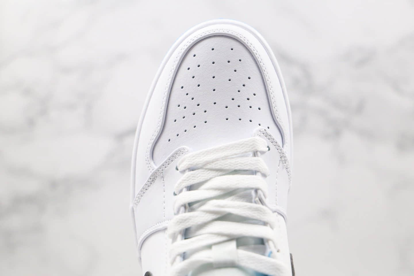 乔丹Air Jordan 1 Mid Laser Blue纯原版本中帮AJ1激光白黑蓝色原盒原标正确后跟定型 货号:554724-141