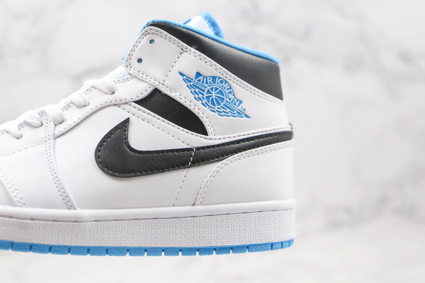 乔丹Air Jordan 1 Mid Laser Blue纯原版本中帮AJ1激光白黑蓝色原盒原标正确后跟定型 货号:554724-141