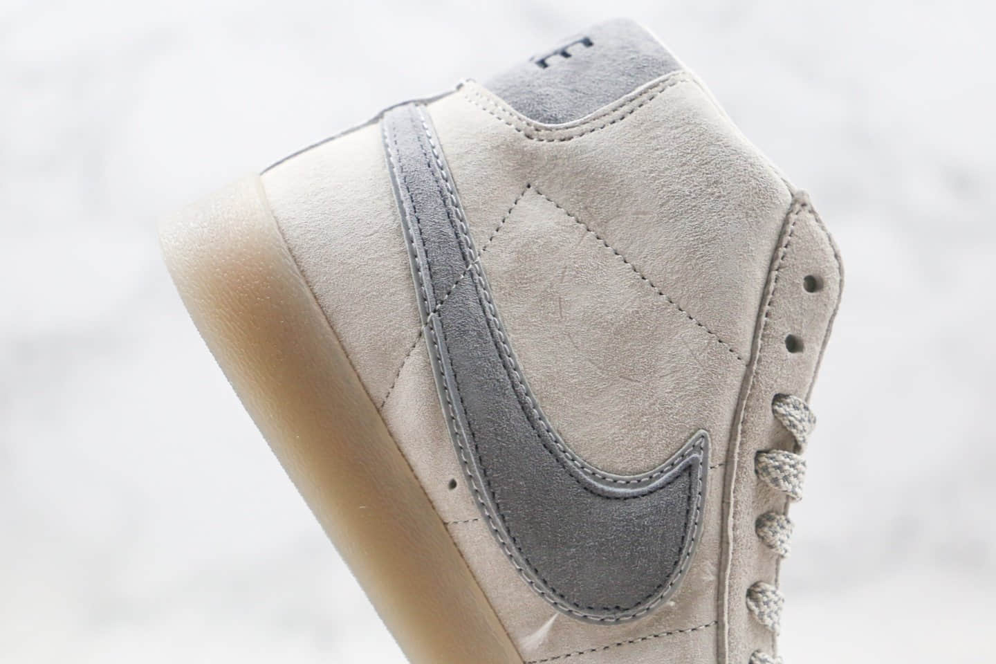耐克Reigning Champ x Nike Blazer Mid Retro公司级版本卫冕冠军联名款中帮麂皮板鞋3M反光浅灰色原材打造 货号：371761-009