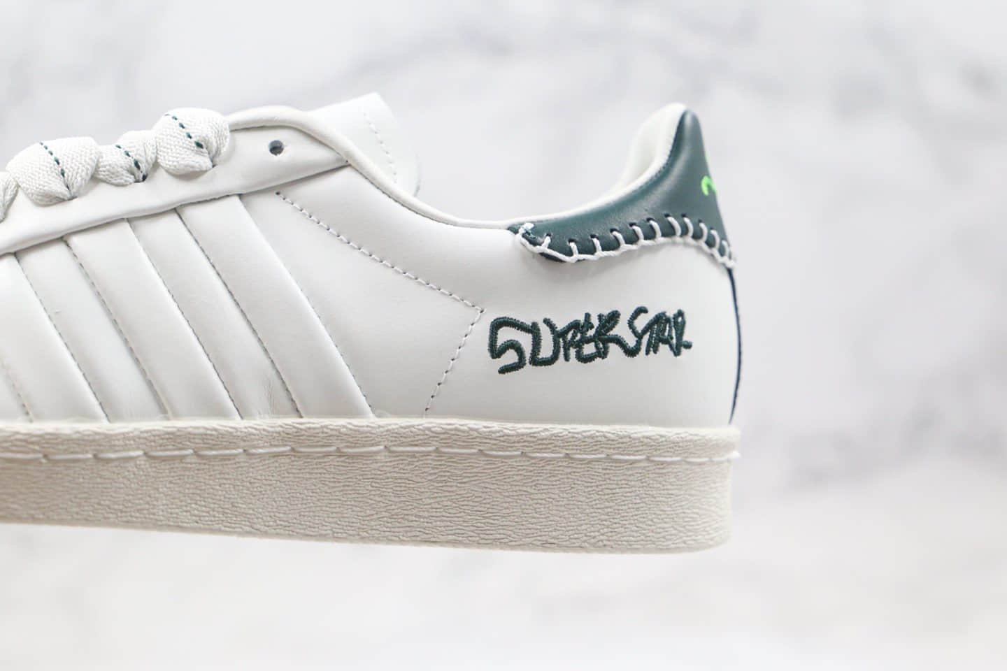 阿迪达斯adidas originals 2020 Jonah Hill Superstar纯原版本三叶草贝壳头板鞋复古LOGO字母签名印花限定款白绿色缝线原盒原标 货号：FW7577