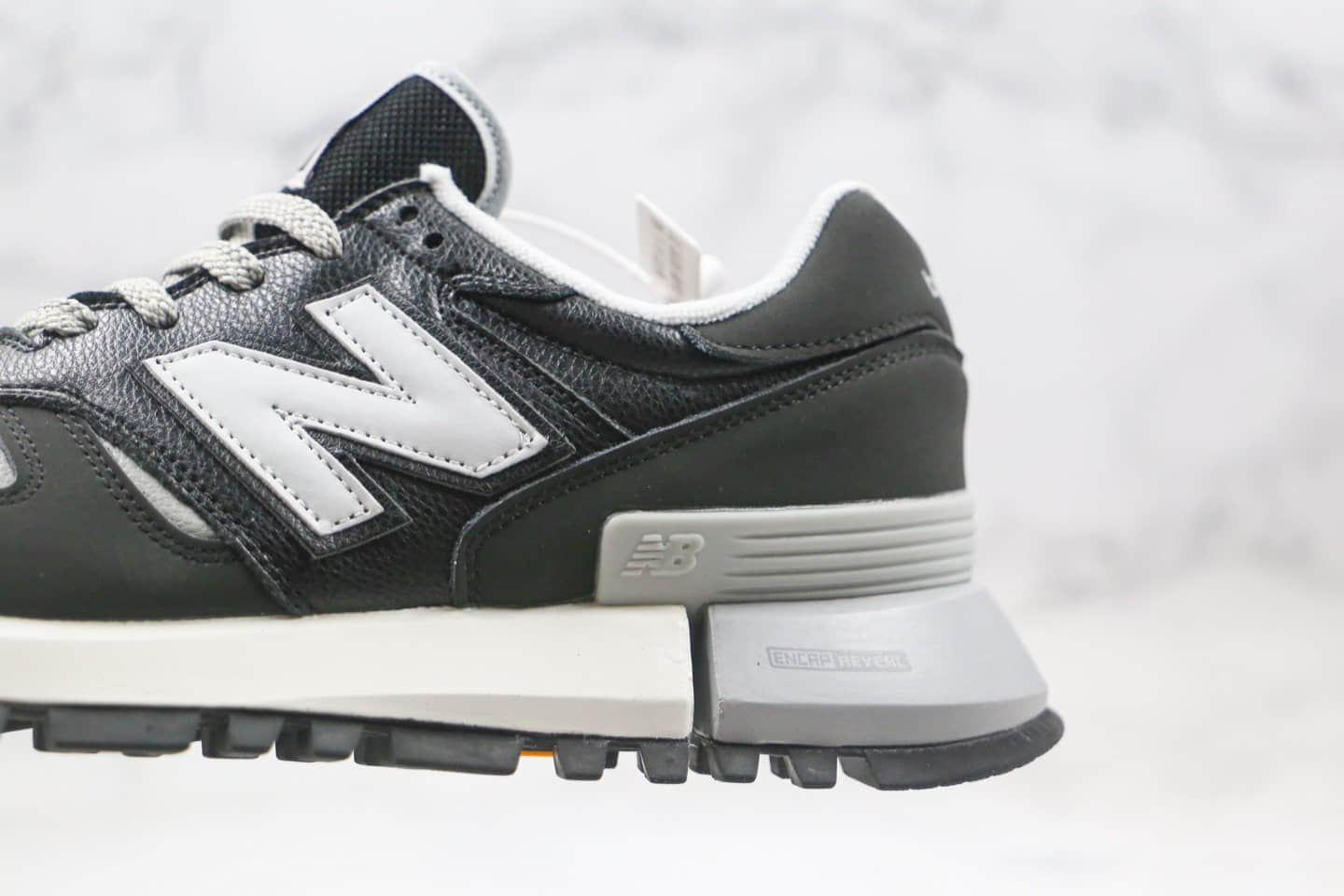 新百伦New Balance 1300纯原版本皮面复古老爹鞋白黑色原盒原标 货号:MS1300GS