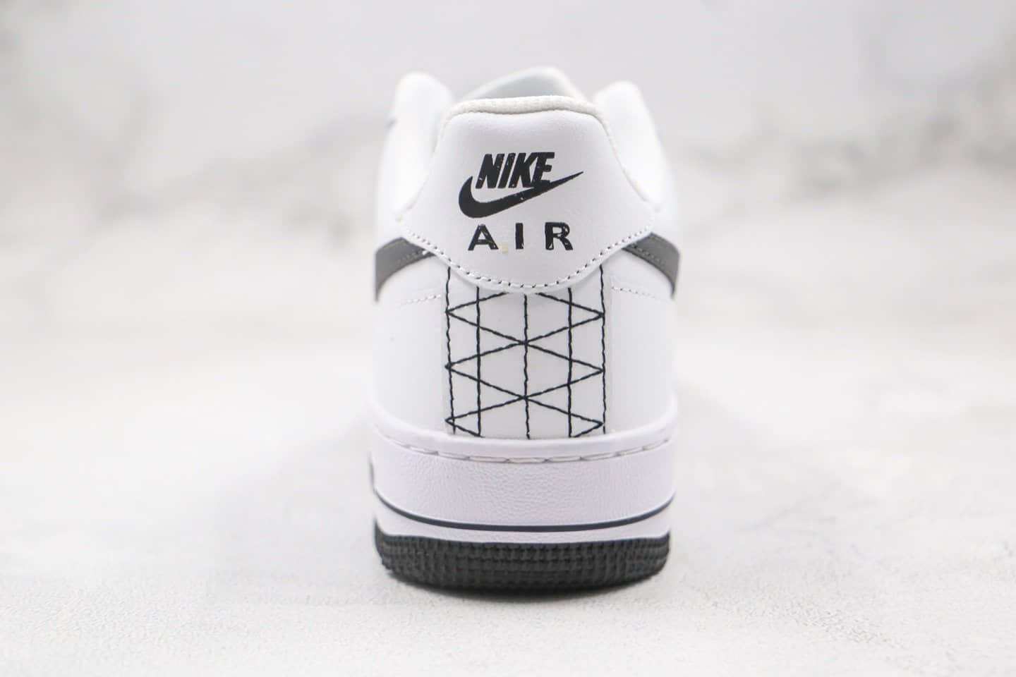 耐克Nike Air Force 1 '07 Low in White and Grey纯原版本低帮空军一号白灰黑色解构线条几何涂鸦板鞋内置全掌Sole气垫 货号:DD7113-100