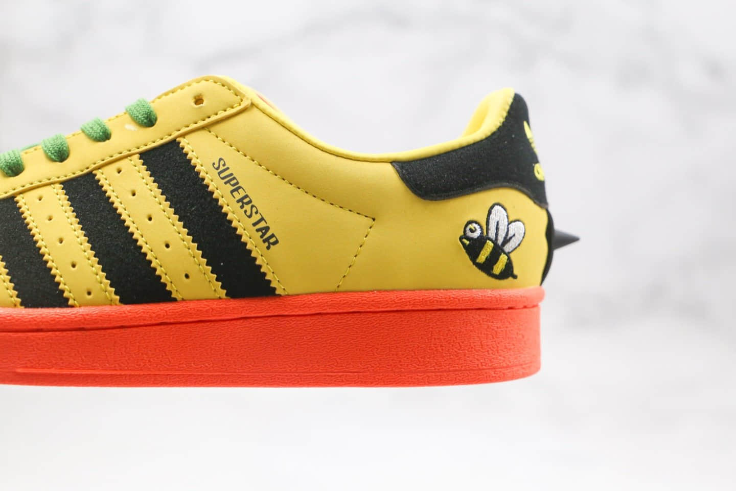 阿迪达斯Adidas Originals Superstar White Red Blue Green x Melting Sadness联名款纯原版本三叶草贝壳头小蜜蜂黑黄色板鞋 货号:FZ5254