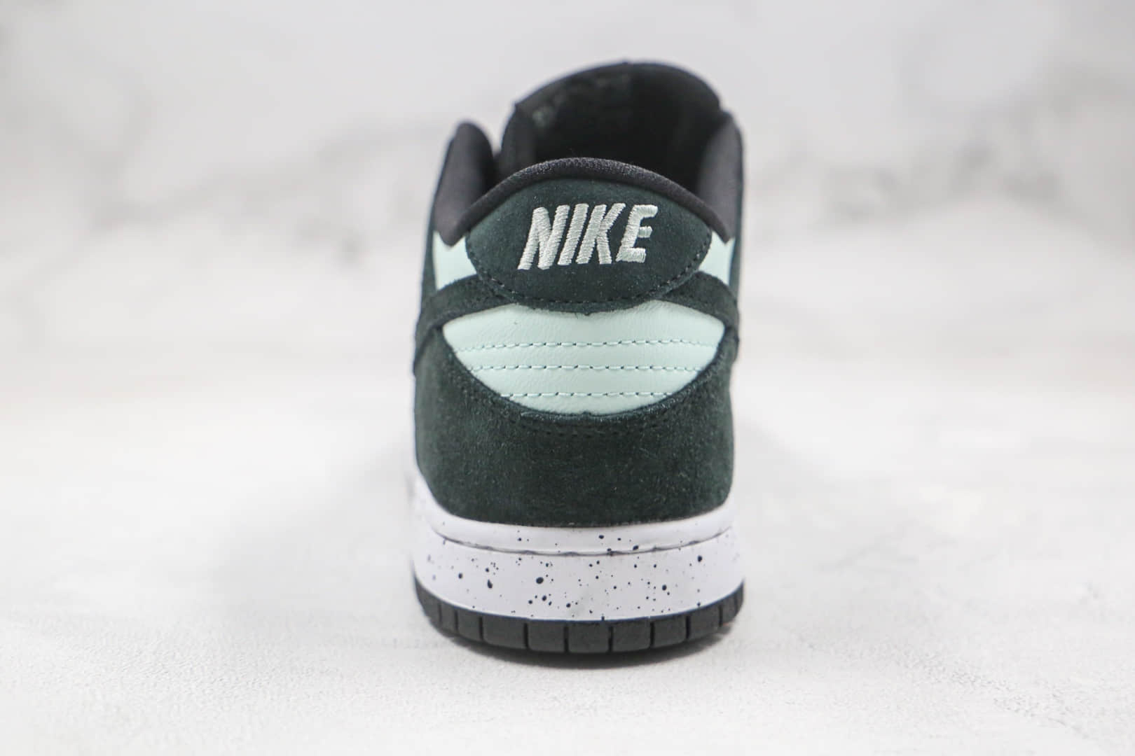 耐克Nike SB Dunk Barely Green纯原版本低帮SB DUNK黑浅绿小钻石板鞋内置后跟Zoom气垫 货号：854866-003
