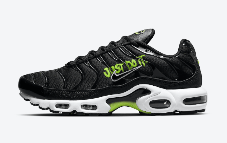Nike Air Max Plus新配色曝光！侧身涂鸦+银边Swoosh有点酷！ 货号：DJ6876-001