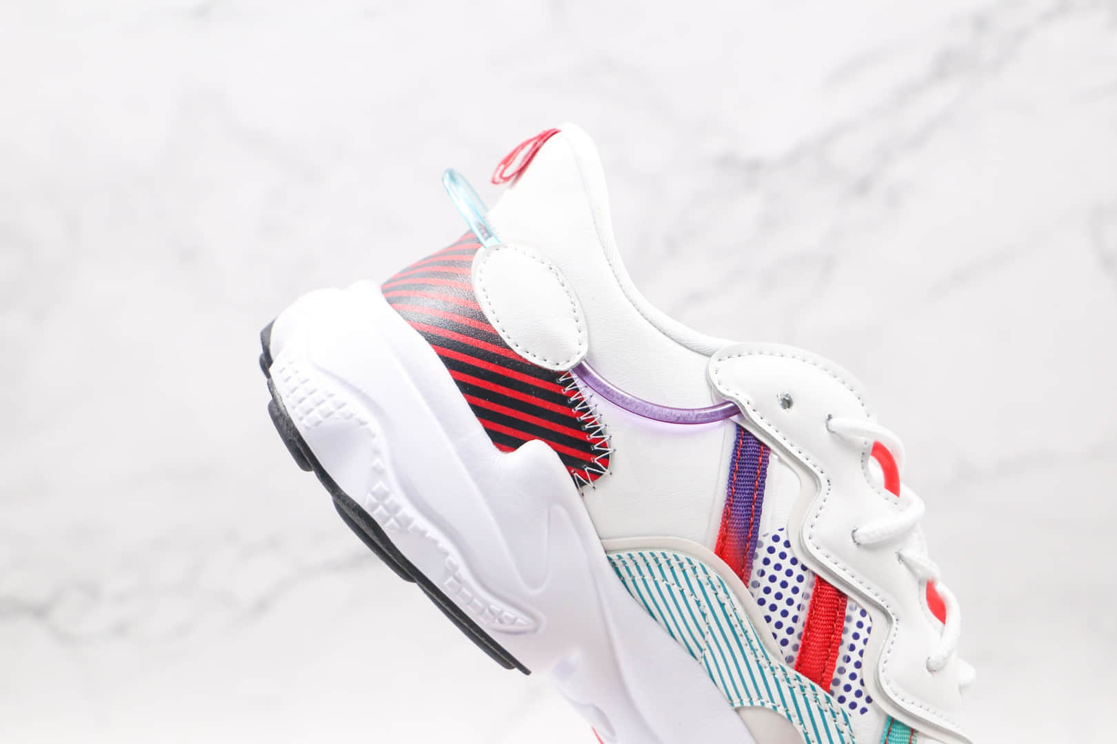 阿迪达斯Adidas OZWEEGO 2021纯原版本三叶草白红绿渐变反光水管老爹鞋原盒原标 货号：Q47190