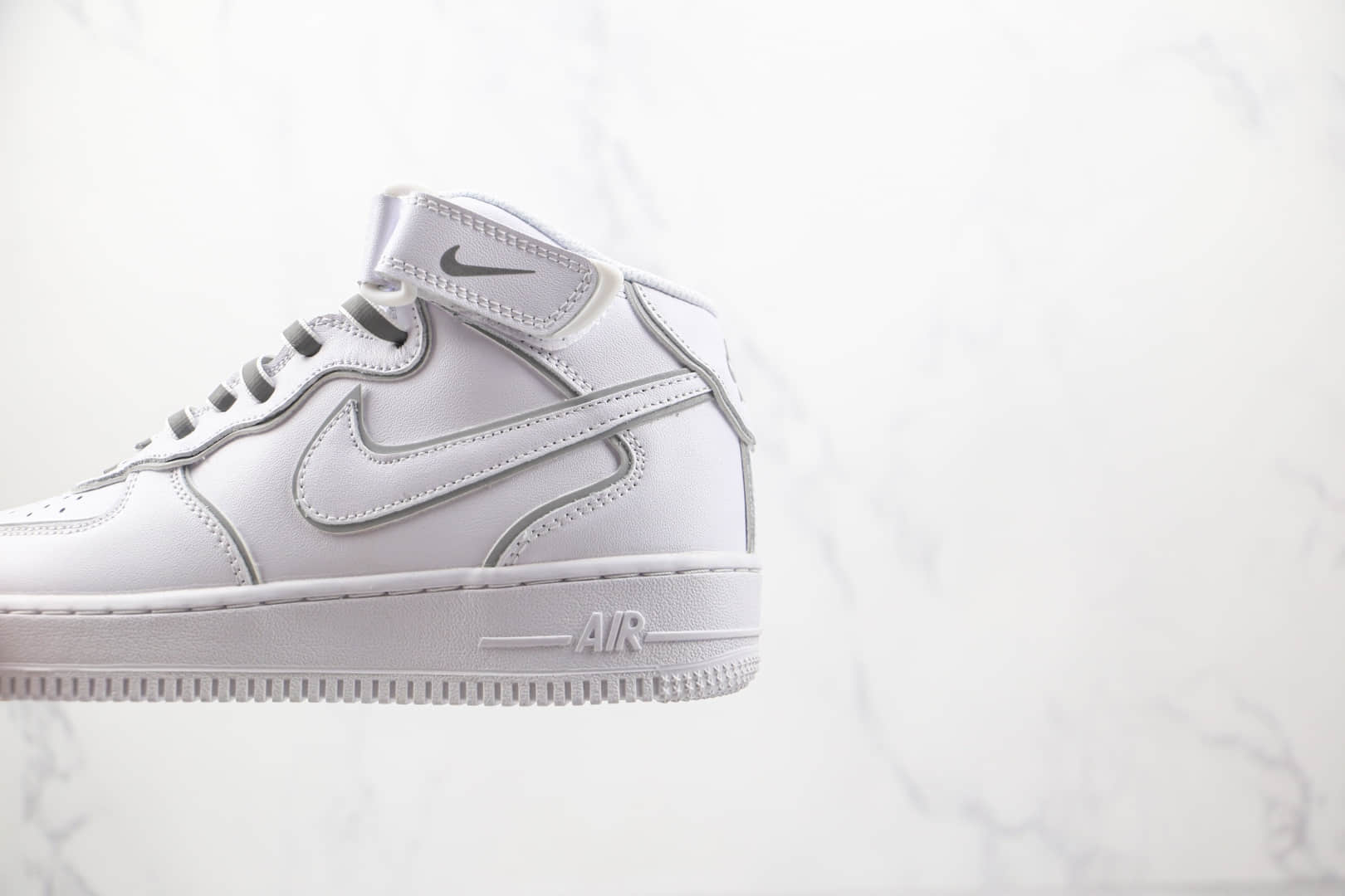 耐克Nike Air Force 1 Mid纯原版本中帮空军一号3M反光白色板鞋内置气垫 货号：369733-809