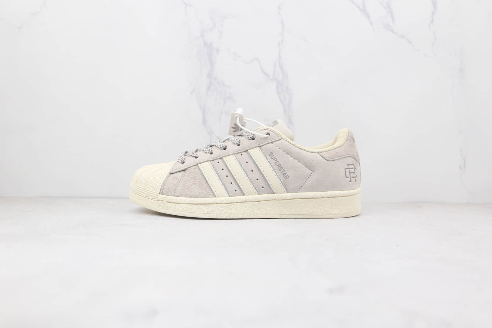阿迪达斯Adidas Originals SUPERSTAR W纯原版本三叶草贝壳头灰白色麂皮卫冕冠军板鞋原盒原标 货号：BS0911