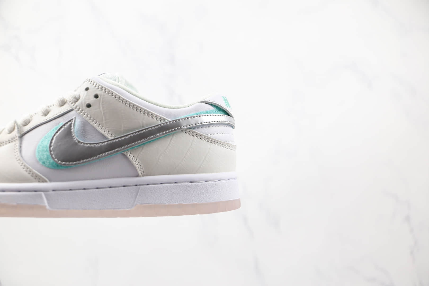 耐克Nike SB Dunk Low纯原版本低帮SB DUNK白钻石白银换钩绿钩板鞋内置气垫 货号：BV1310-100