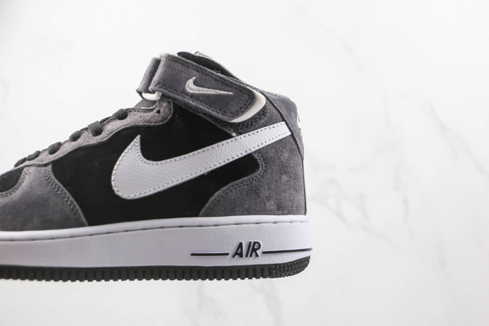 耐克Nike Air Force 1 07 Mid纯原版本中帮空军一号麂皮黑白灰板鞋原楦头纸板打造 货号：QT3369-996