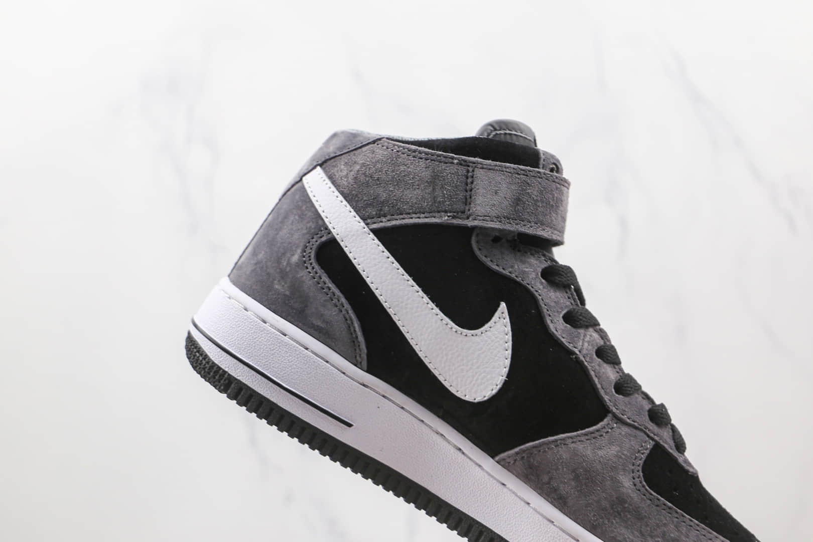 耐克Nike Air Force 1 07 Mid纯原版本中帮空军一号麂皮黑白灰板鞋原楦头纸板打造 货号：QT3369-996