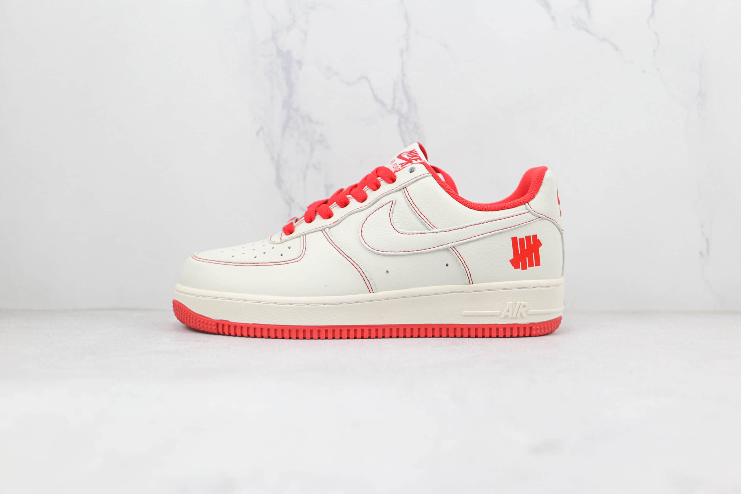 耐克Nike Air Force 1 07 Low纯原版本低帮空军一号undefeated联名款白红色板鞋内置气垫 货号：UN1315-801