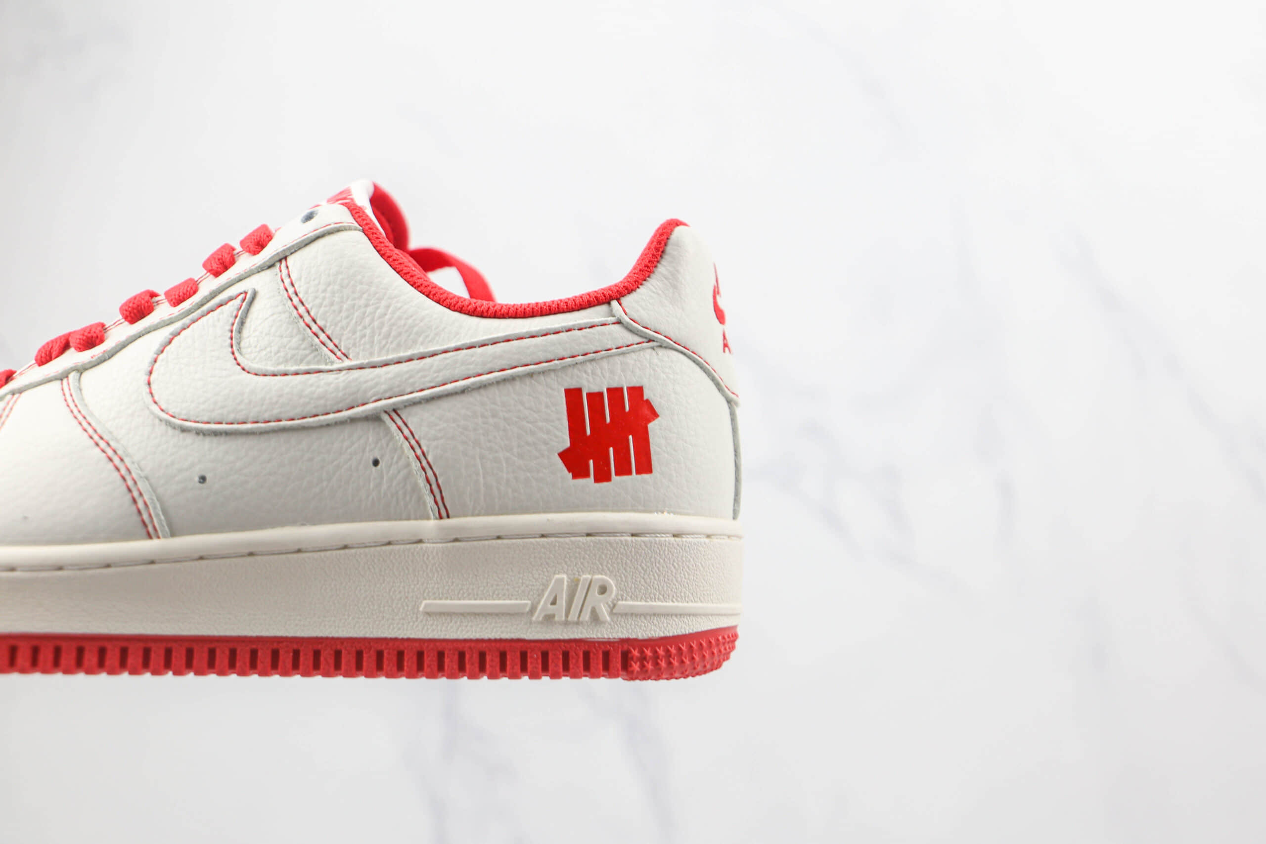 耐克Nike Air Force 1 07 Low纯原版本低帮空军一号undefeated联名款白红色板鞋内置气垫 货号：UN1315-801
