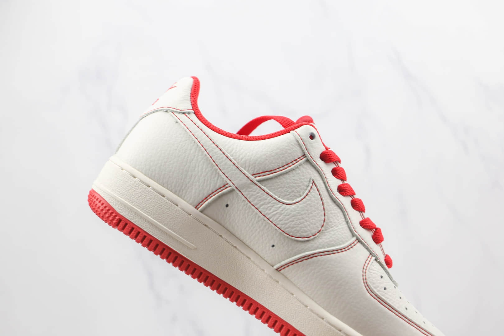 耐克Nike Air Force 1 07 Low纯原版本低帮空军一号undefeated联名款白红色板鞋内置气垫 货号：UN1315-801