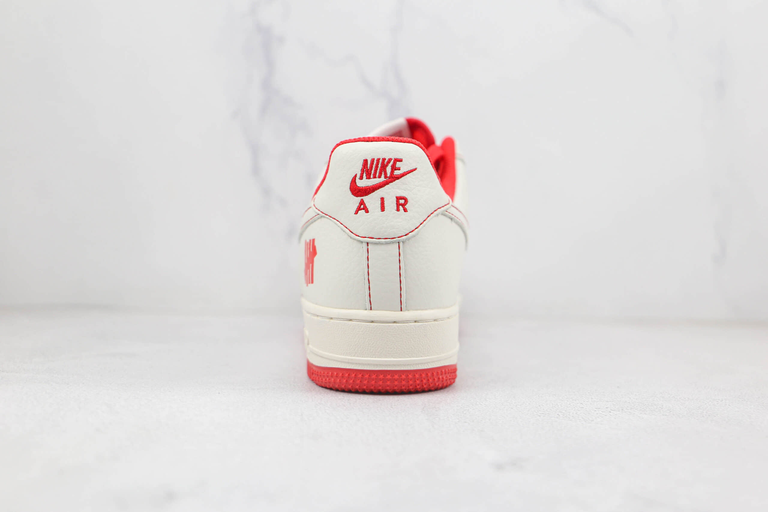 耐克Nike Air Force 1 07 Low纯原版本低帮空军一号undefeated联名款白红色板鞋内置气垫 货号：UN1315-801