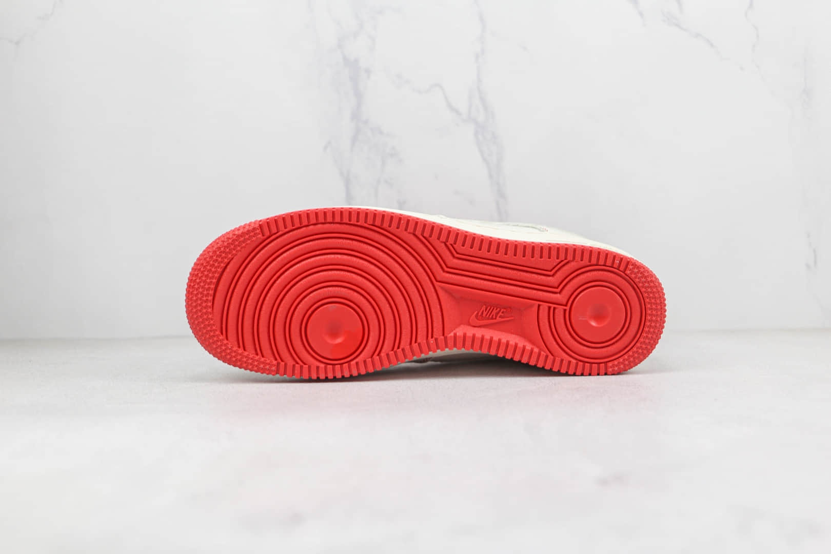 耐克Nike Air Force 1 07 Low纯原版本低帮空军一号undefeated联名款白红色板鞋内置气垫 货号：UN1315-801