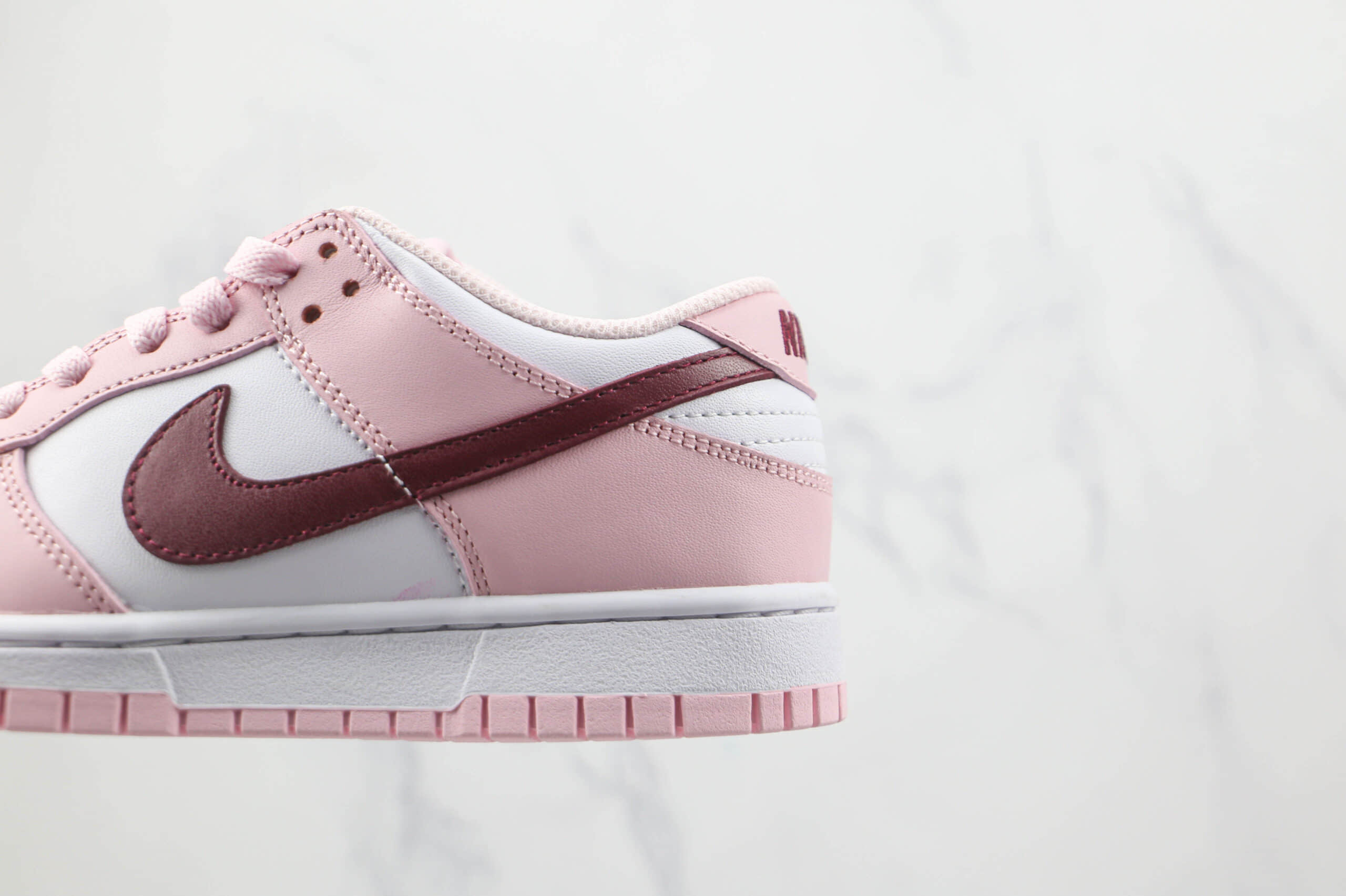 耐克Nike Wmne SB Dunk Low GSWhite Pink Red纯原版本低帮SB DUNK情人节樱花粉白红色板鞋原盒原标 货号：CW1590-601