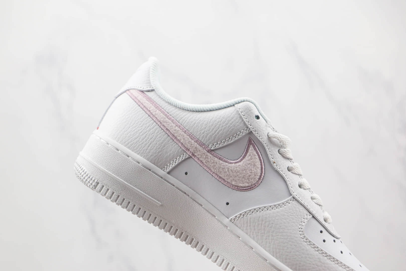 耐克Nike Air Force 1 07 Low纯原版本低帮空军一号粉色刺绣毛绒勾板鞋原楦头纸板打造 货号:DN5056-100