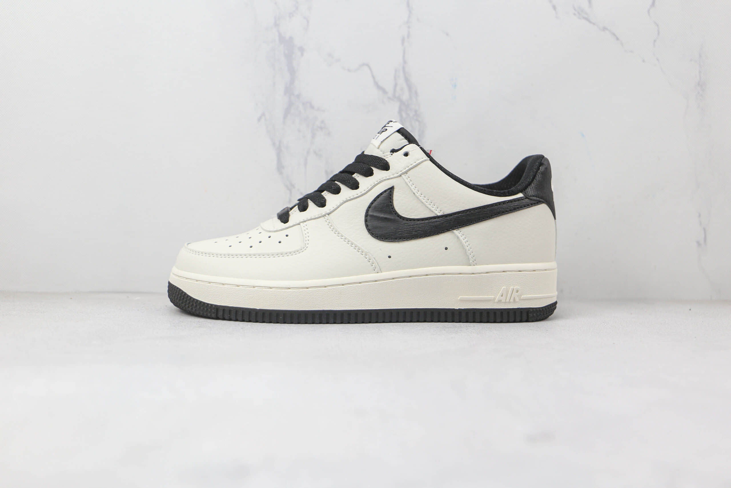 耐克Nike Air Force 1’07 Low纯原版本低帮空军一号白黑勾板鞋内置气垫 货号：MK9636-125