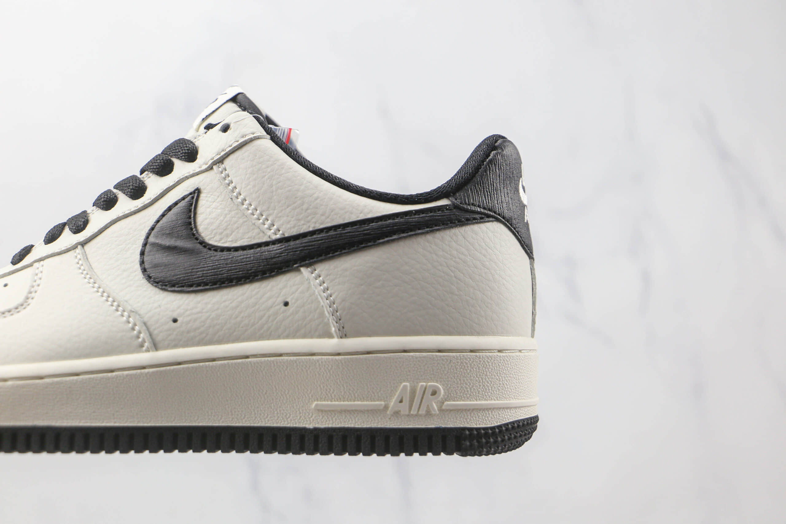 耐克Nike Air Force 1’07 Low纯原版本低帮空军一号白黑勾板鞋内置气垫 货号：MK9636-125