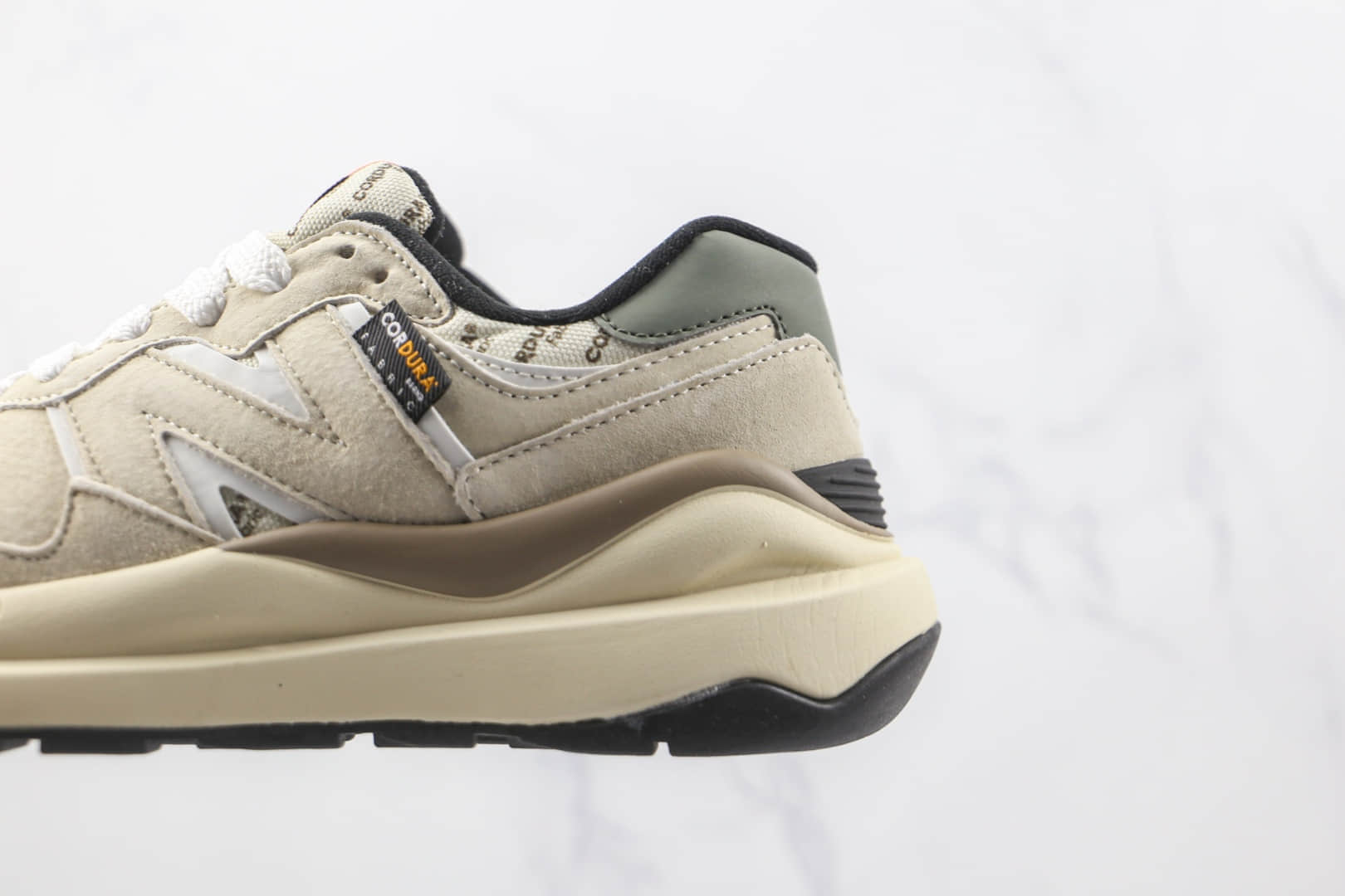 新百伦New Balance 5740纯原版本米色字母复古NB5740慢跑鞋原盒原标原楦头纸板打造 货号：M5740CD