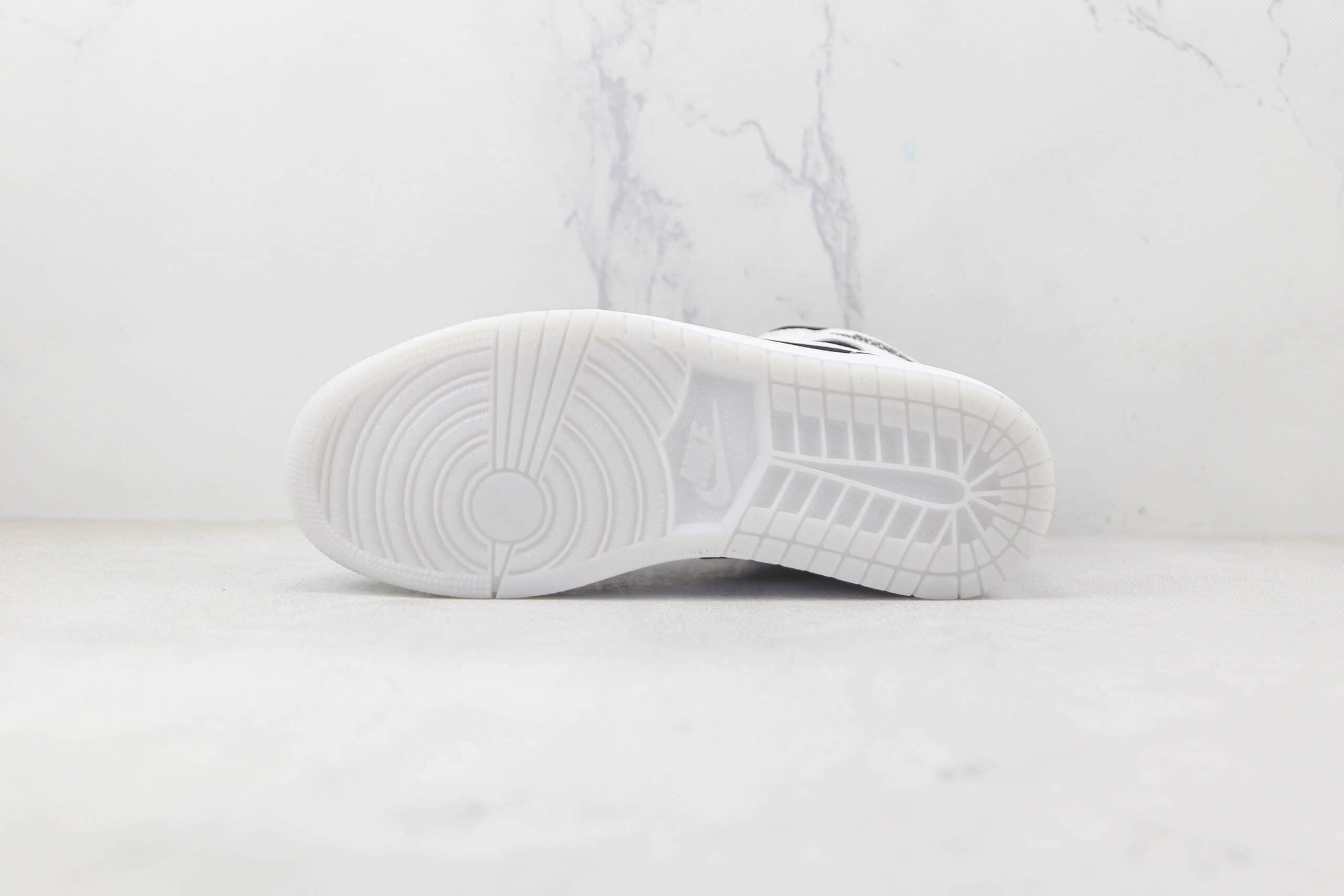 乔丹Air Jordan 1 Mid纯原版本中帮AJ1珠光黑白熊猫板鞋原盒原标 货号:DH6933-100