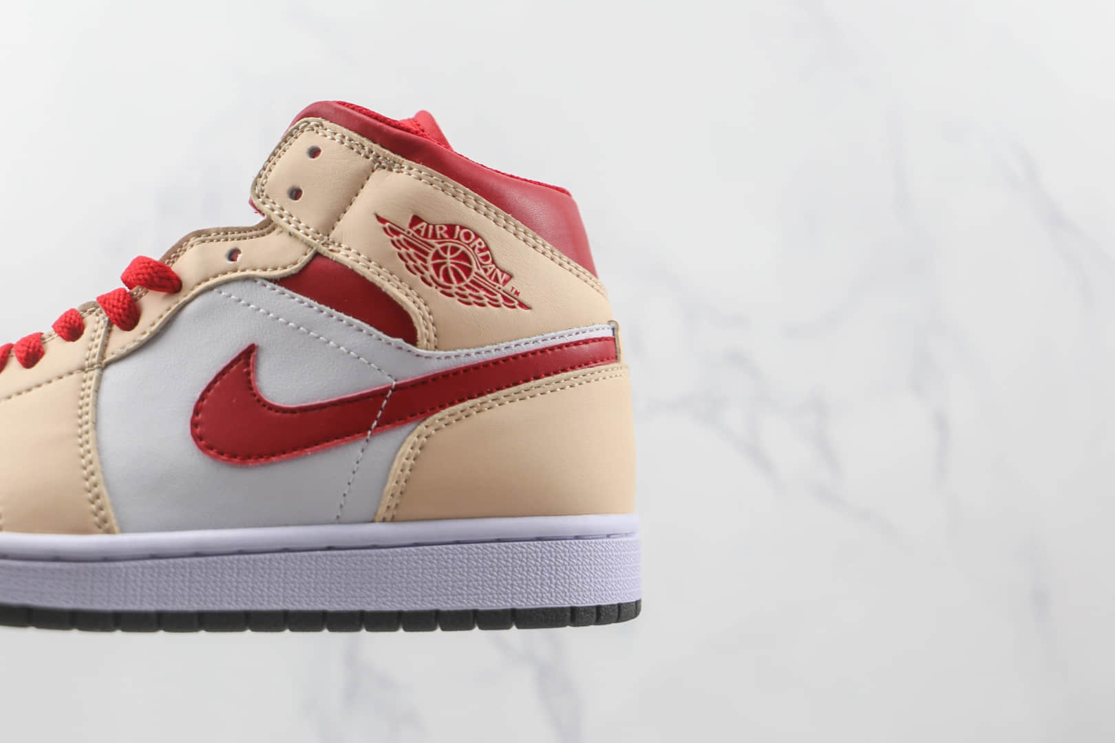 乔丹Air Jordan 1 Mid纯原版本中帮AJ1白橘红篮球鞋原楦头纸板打造 货号：554725-201