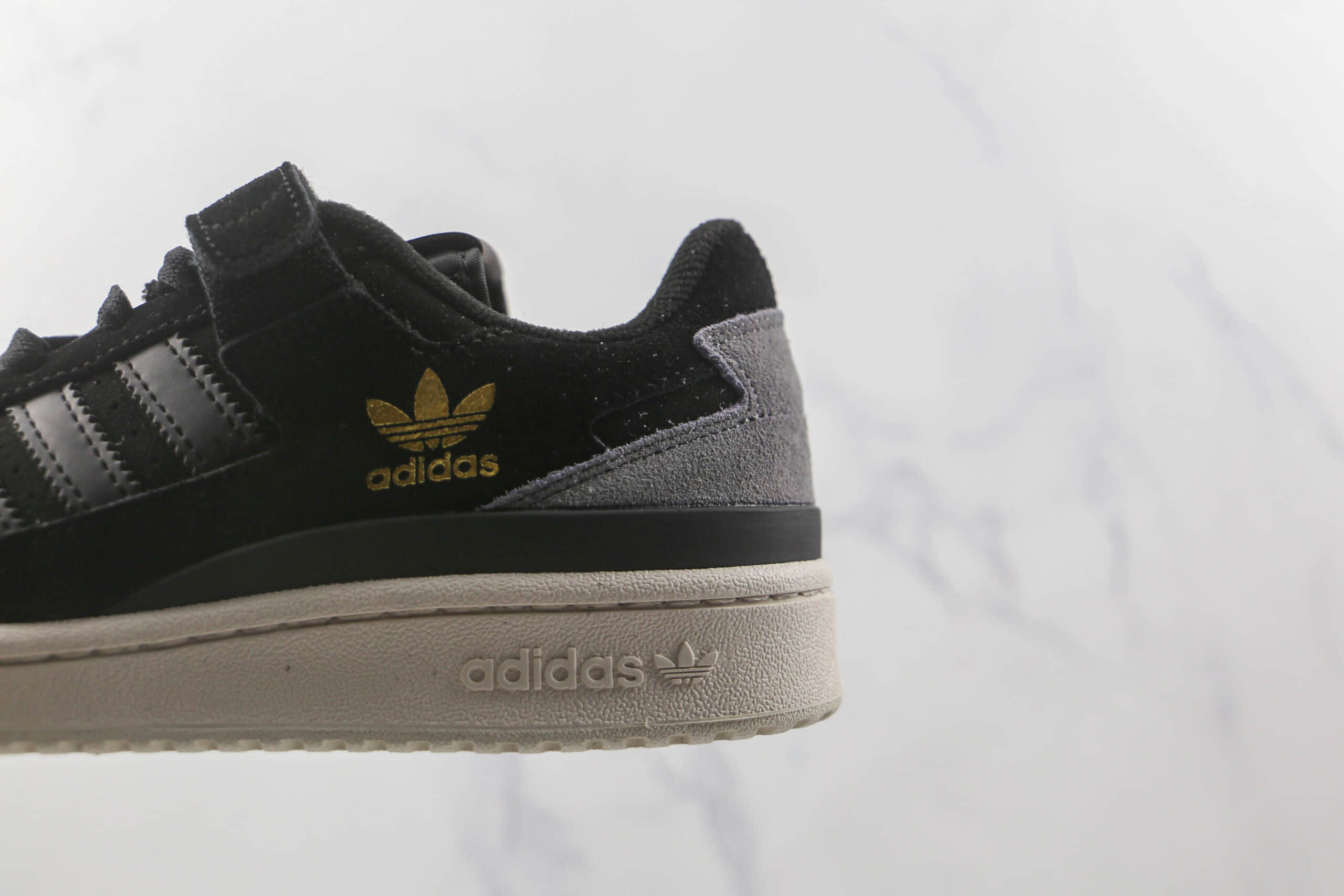 阿迪达斯Adidas originals Forum 84 low纯原版本魔术贴黑金色Forum84复古板鞋原盒原标 货号：Q46366