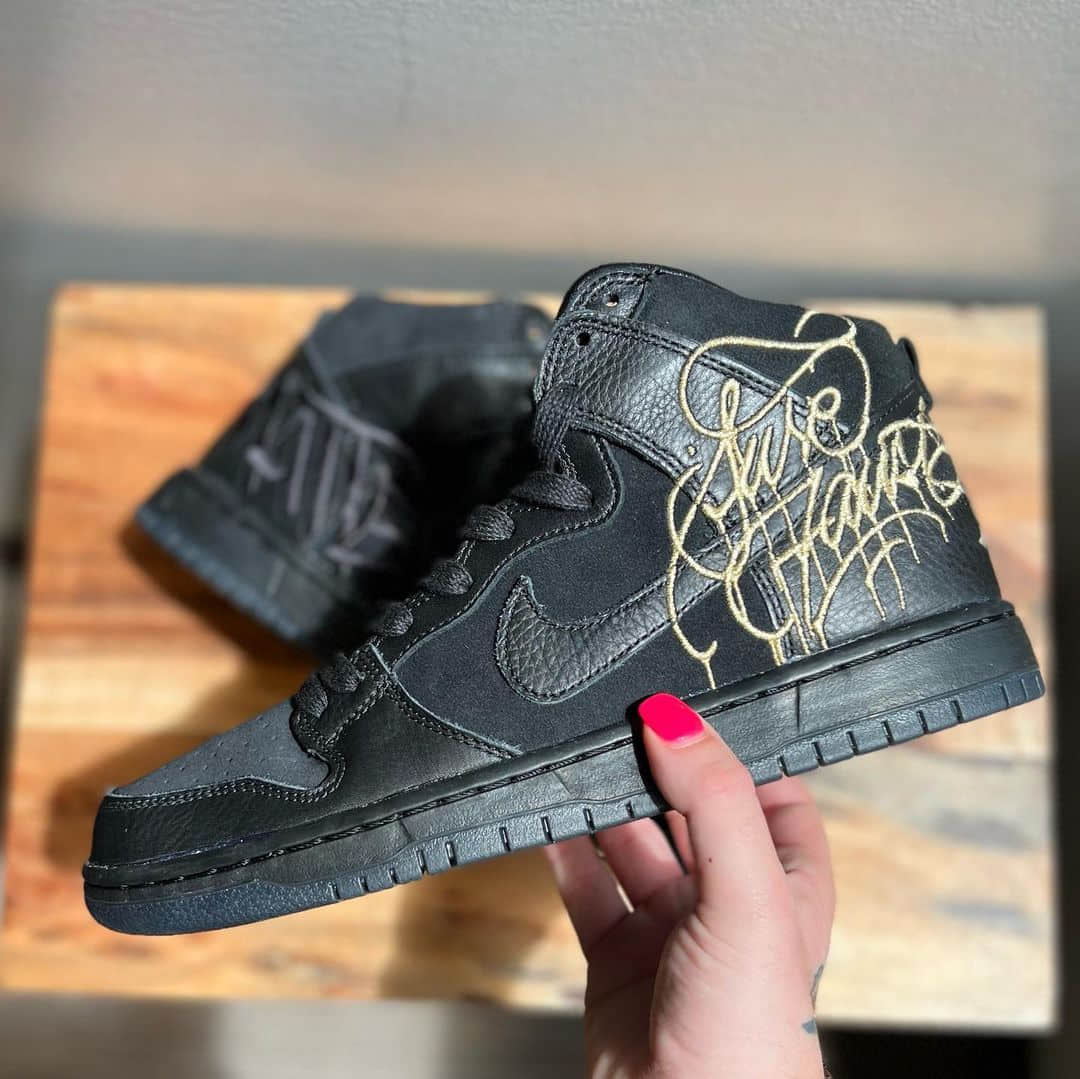 狂野涂鸦刺绣！全新FAUST x Nike SB Dunk Hi细节释出！ 货号：DH7755-001