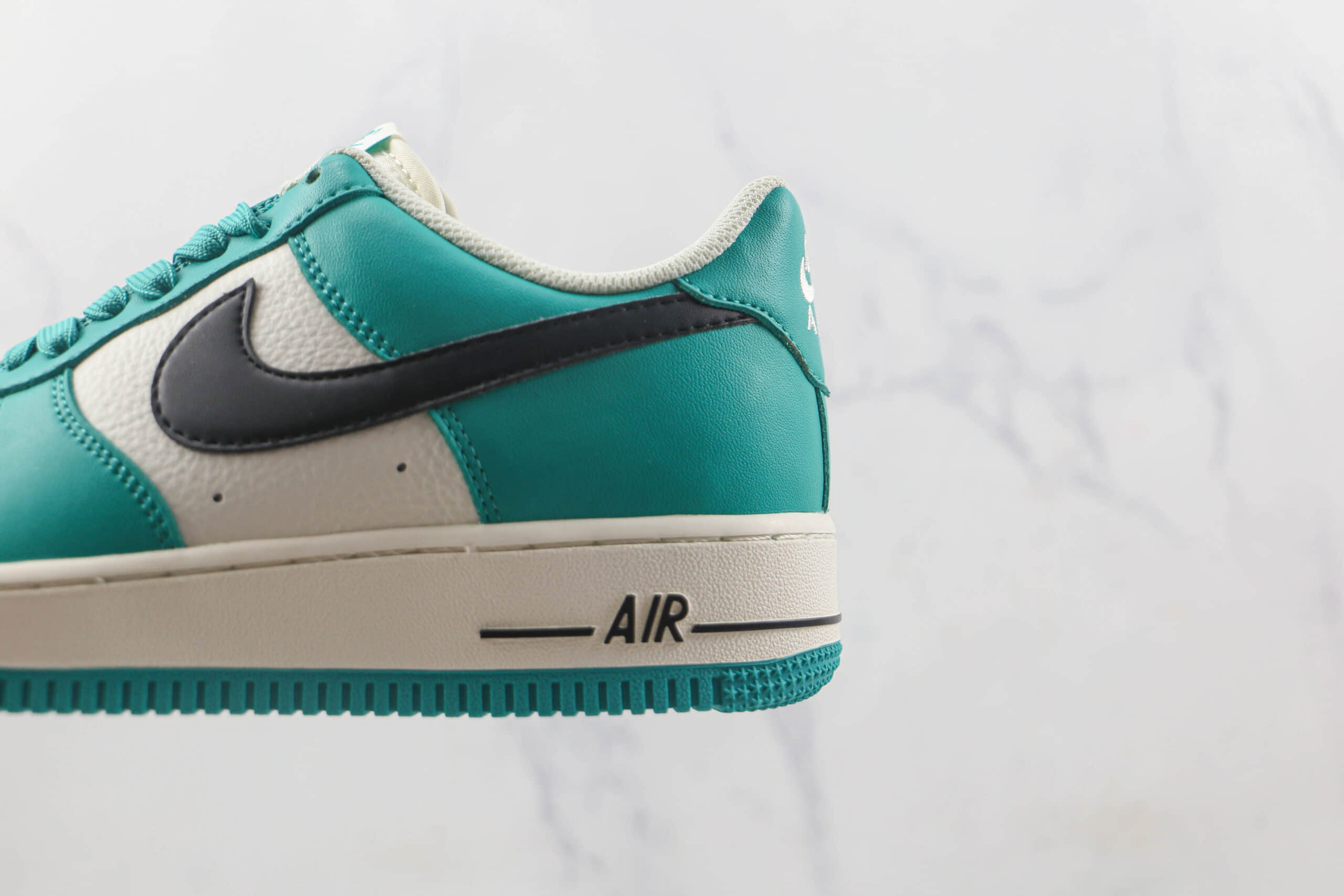 耐克Nike Air Force 1 07 Low莆田纯原复刻低帮空军一号白绿黑钩板鞋内置气垫 货号：GH5696-302