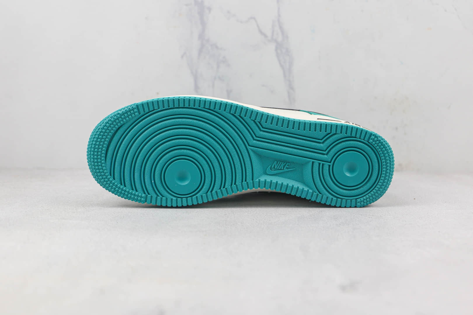 耐克Nike Air Force 1 07 Low莆田纯原复刻低帮空军一号白绿黑钩板鞋内置气垫 货号：GH5696-302