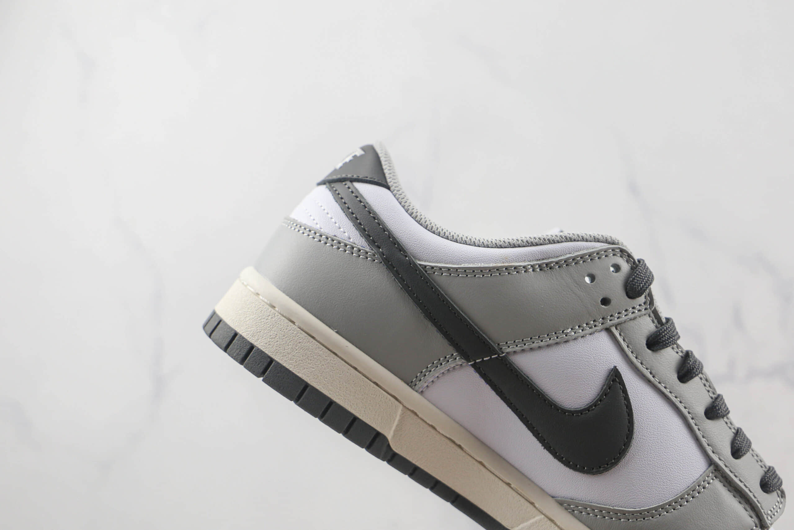 耐克Nike SB Dunk Low WMNS Light Smoke Grey天花板纯原版本低帮SB DUNK迪奥配色板鞋内置气垫 货号：DD1503-117
