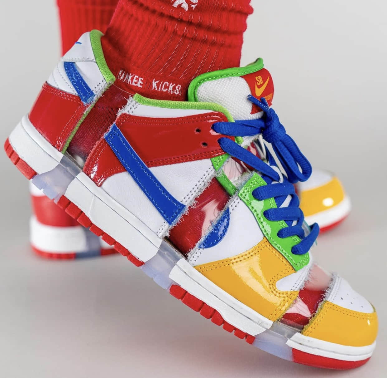 天价神鞋回归！但是被切开了...全新eBay x Nike SB Dunk上脚实物曝光！ 货号：FD8777-100