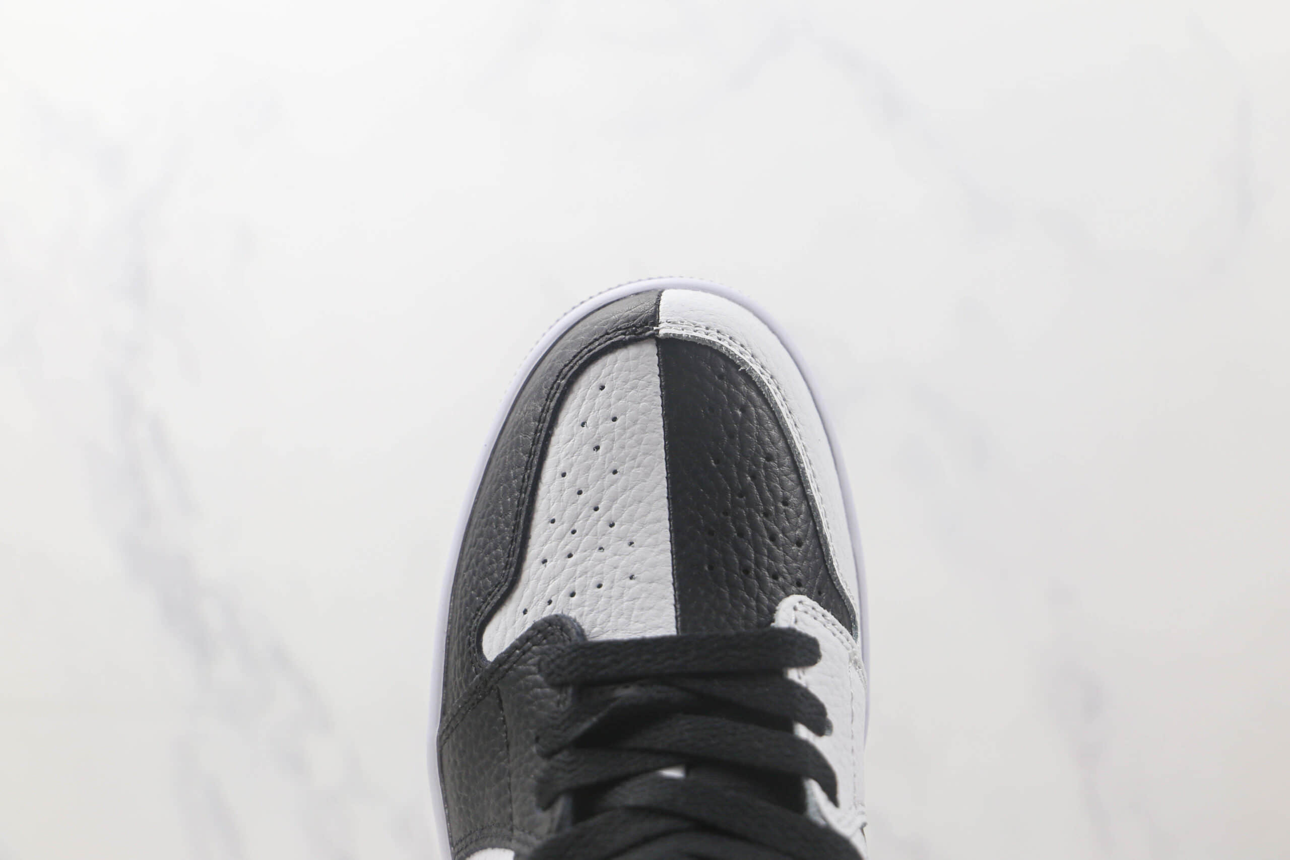 乔丹Air Jordan 1 Mid纯原版本中帮AJ1黑白熊猫阴阳配色板鞋 乔丹AJ1天花板OG工厂 货号：DR0501-101