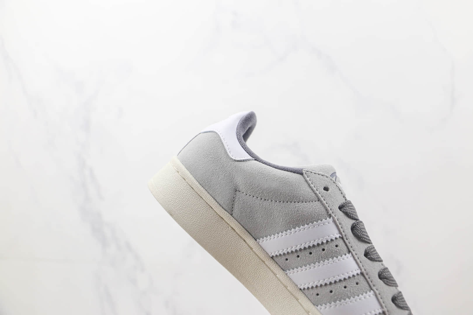 阿迪达斯Adidas originals Campus 00s纯原版本灰色Campus 00s千禧风休闲板鞋 阿迪达斯复古休闲板鞋 货号:GY9472