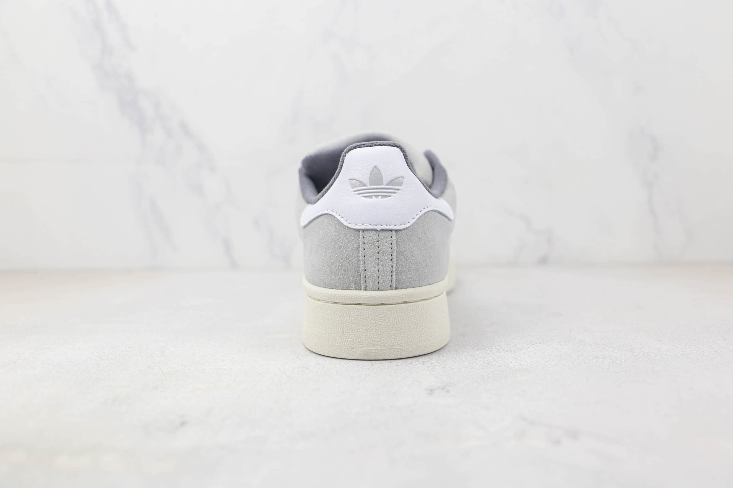 阿迪达斯Adidas originals Campus 00s纯原版本灰色Campus 00s千禧风休闲板鞋 阿迪达斯复古休闲板鞋 货号:GY9472