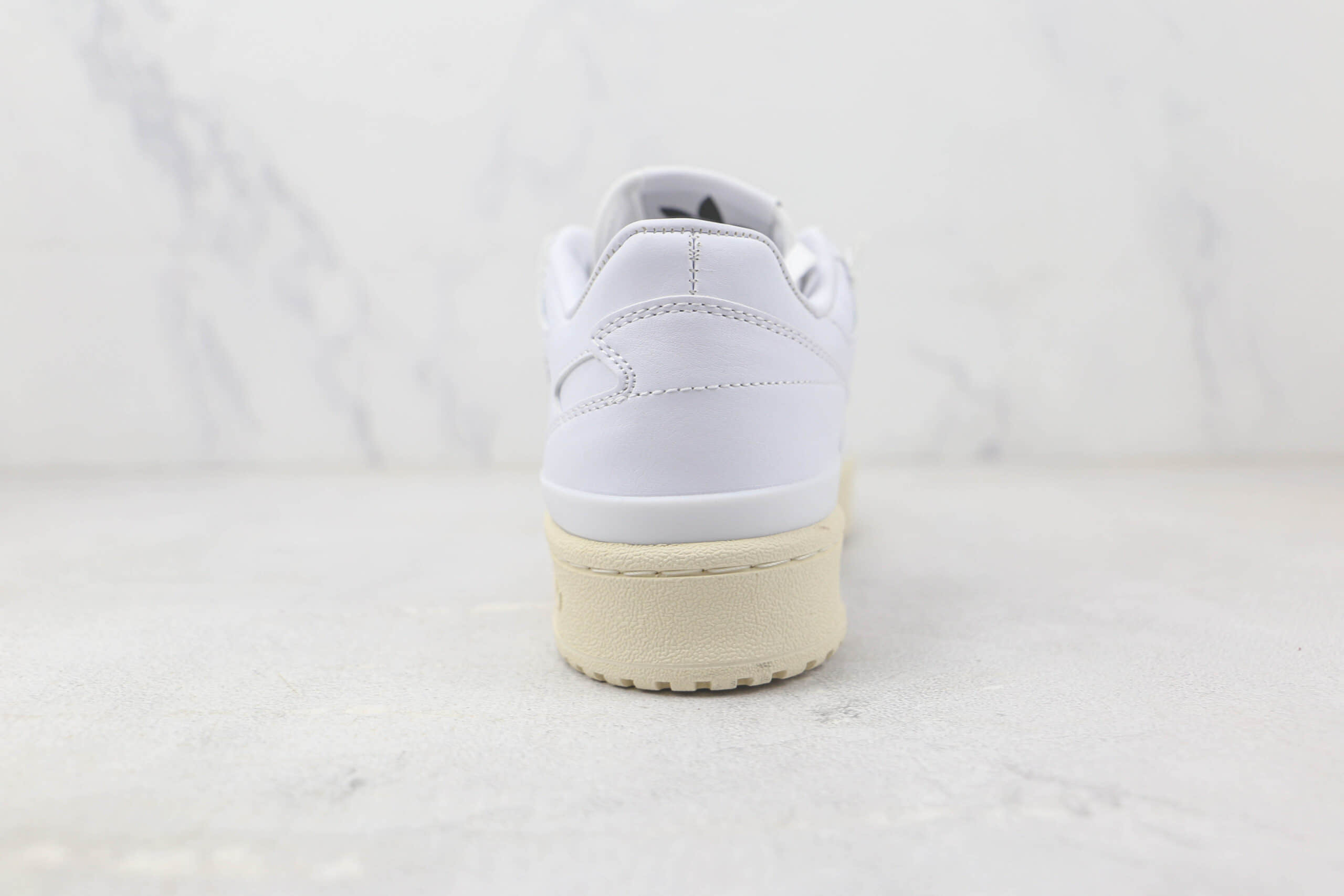 阿迪达斯adidas originals Forum 84 low纯原版本Forum84白色复古板鞋 阿迪达斯Forum84系列复古鞋 货号：GW3180