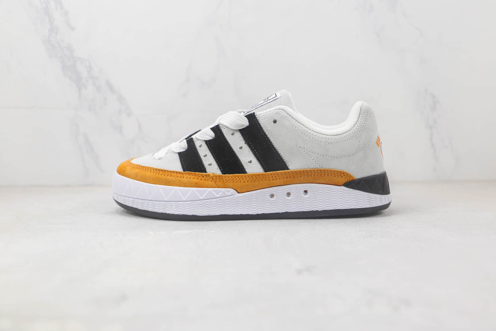阿迪达斯Adidas ADIMATIC x HUMAN MADE联名款浅灰橙复古鲨鱼面包鞋 阿迪达斯复古校园板鞋 货号：HP9916