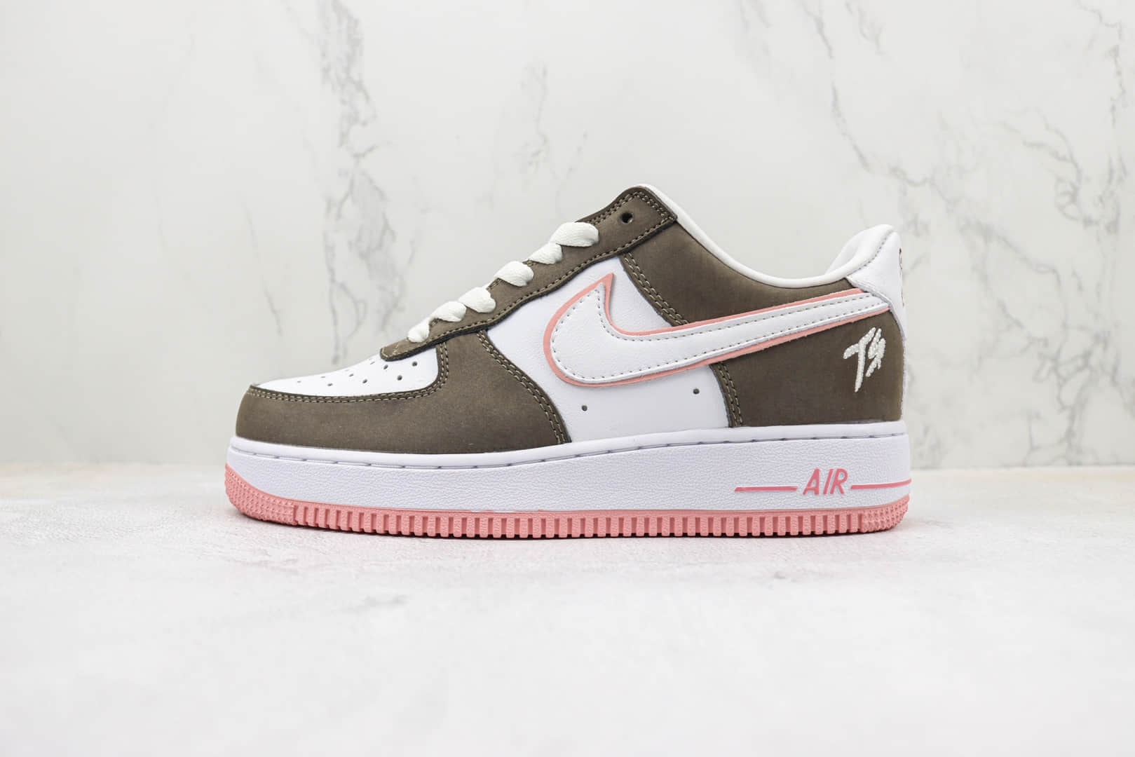 耐克Nike Air Force 1'07 Low纯原版本空军一号AF1白咖粉色TS刺绣板鞋 莆田天花板空军一号系列 货号：CN2405-111