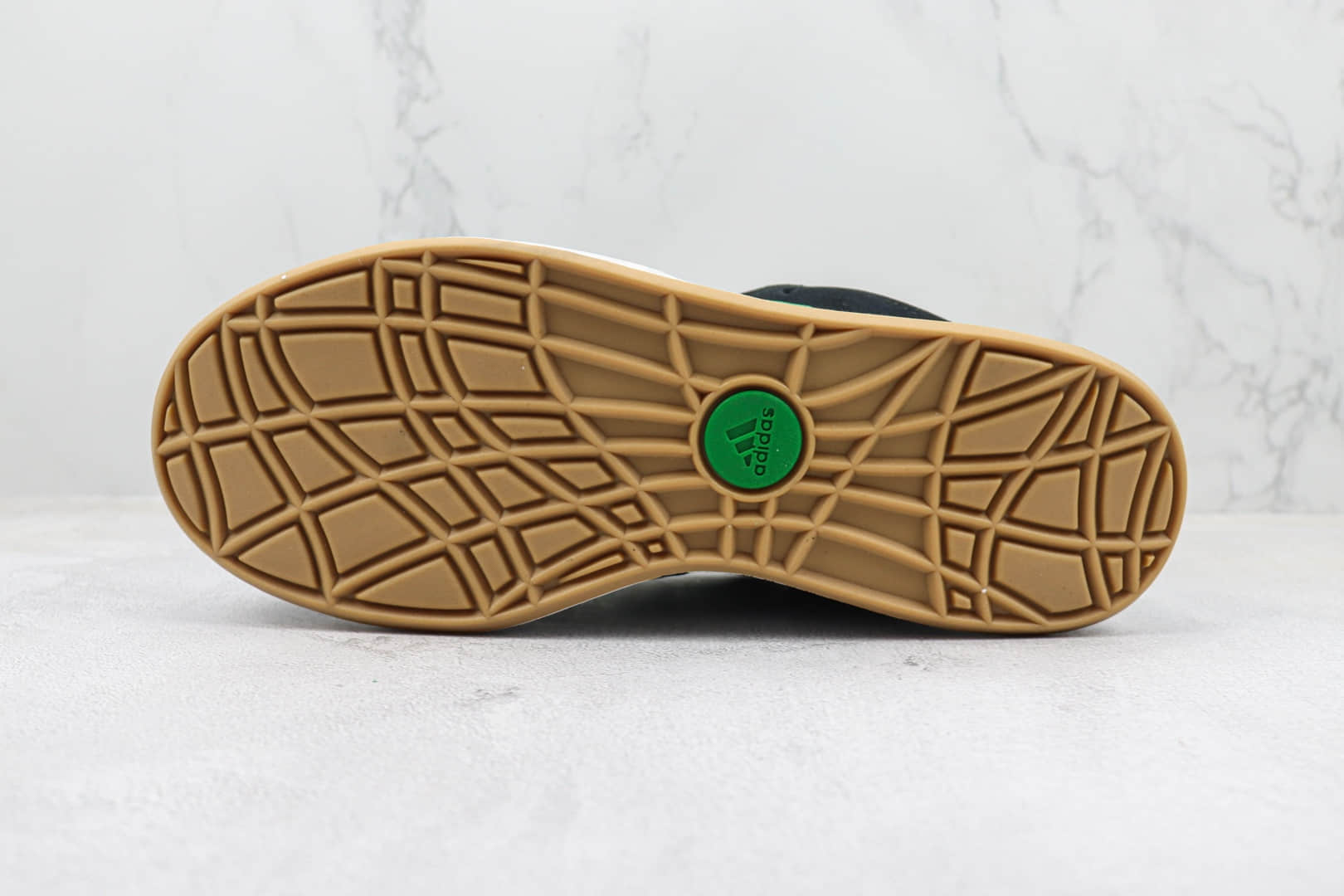 阿迪达斯Atmos x adidas Adimatic Low纯原版本马蒂奇联名黑绿色鲨鱼面包鞋 莆田复刻阿迪达斯 货号：HQ3936